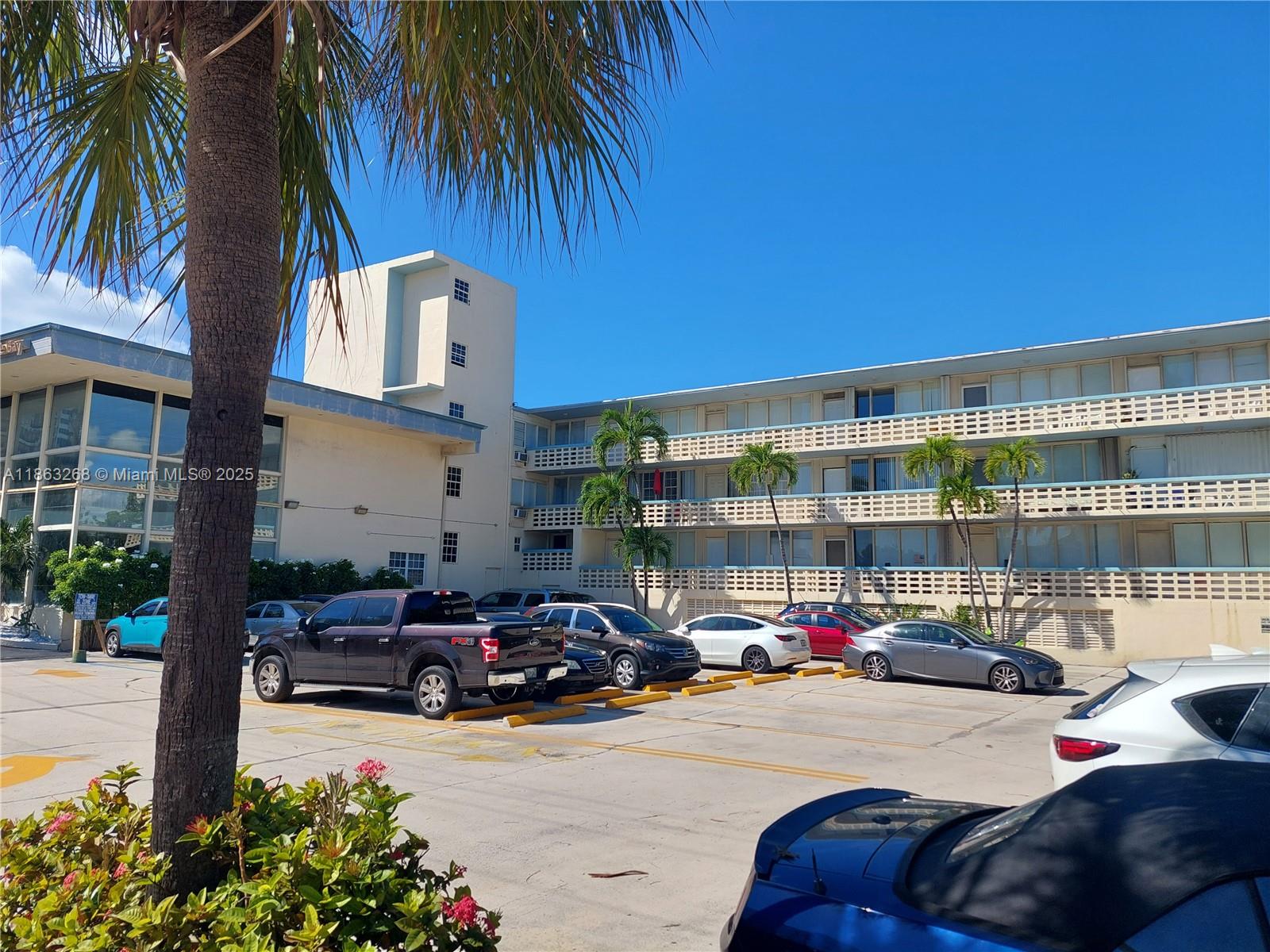 Nice Studio, Rent includes Electricity, Gas and one open parking space. One block to the beach, restaurants, shops, etc . Quick approval. Move in with only first month and security deposit