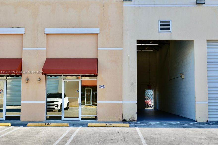 Warehouse Space Available – Prime Location Near Tamiami Airport (East of 137th Ave) Built in 2005, this warehouse offers an ideal location with easy access and excellent visibility. Features include a ground-level bay door, street-level loading, and a 1,400 sq ft warehouse with an additional air conditioned 250 sq ft office space .