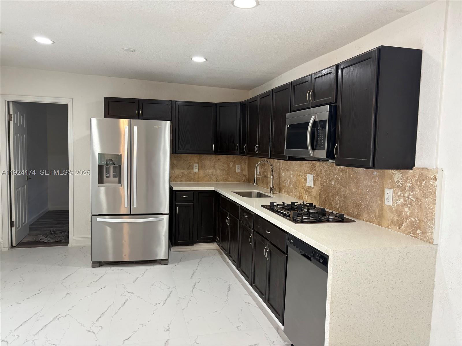 LAKE FOREST SEC 4 - Residential Lease