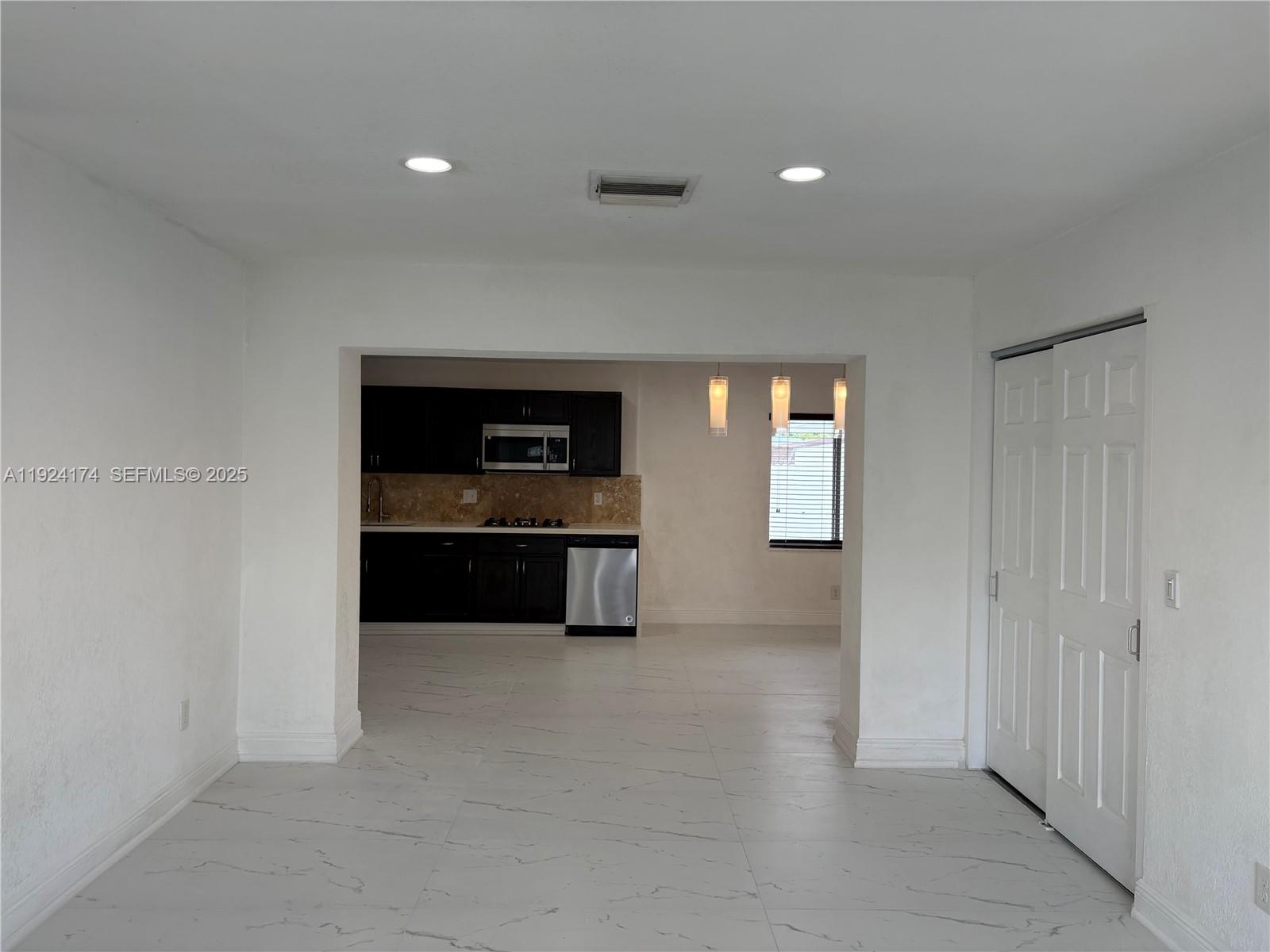 LAKE FOREST SEC 4 - Residential Lease