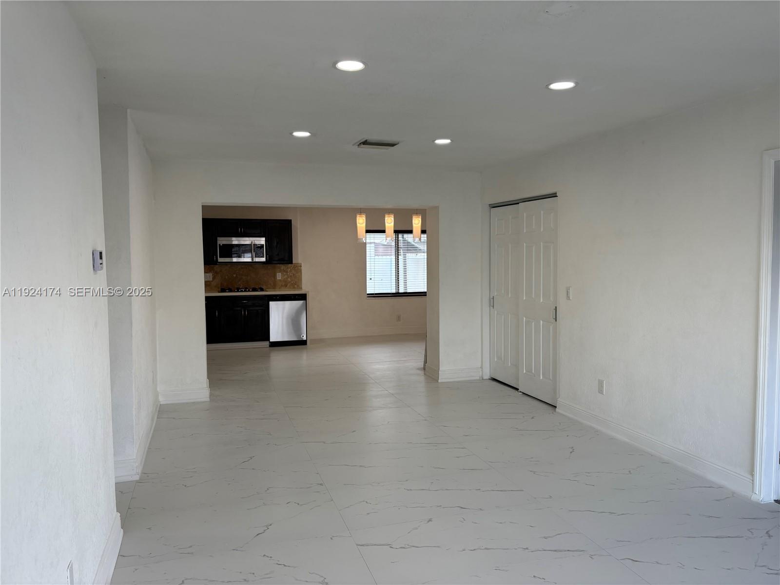 LAKE FOREST SEC 4 - Residential Lease