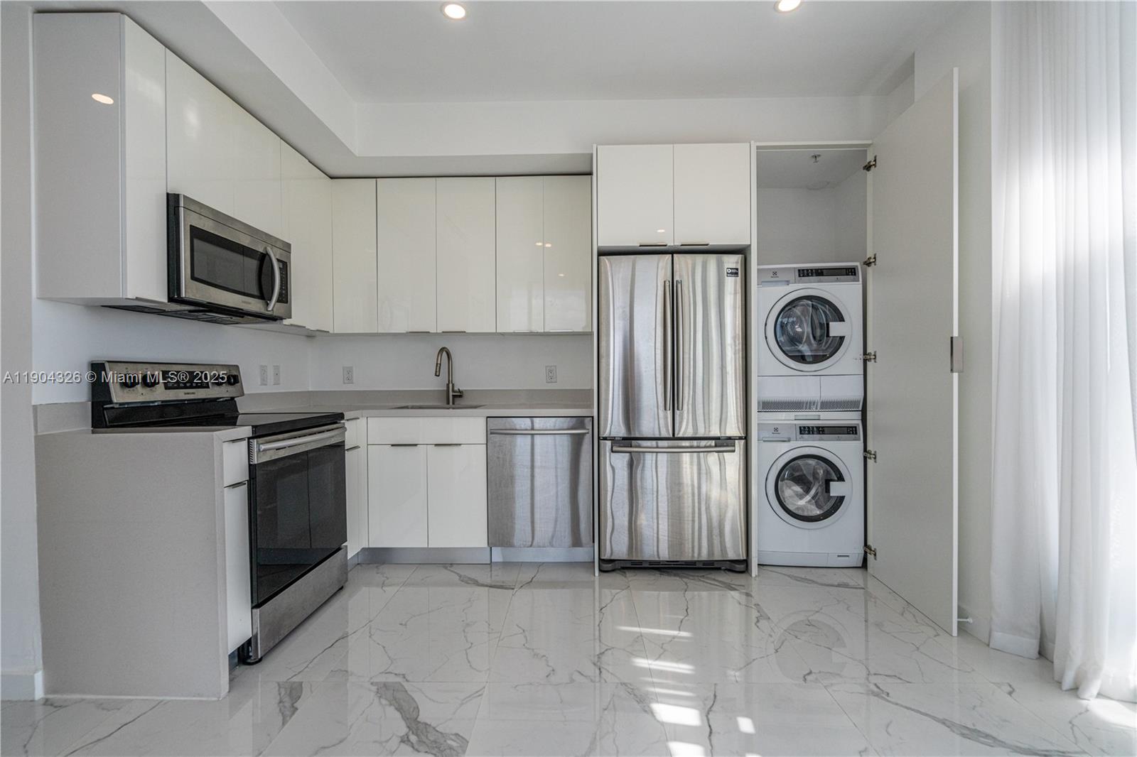 BISCAYNE BEACH SUB - Residential Lease