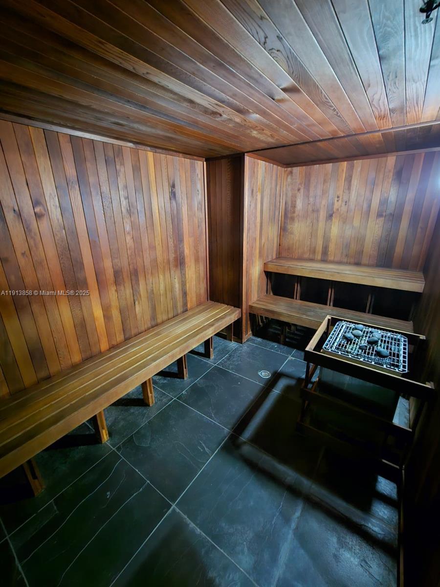 THE LOFT DOWNTOWN II COND - Residential Lease