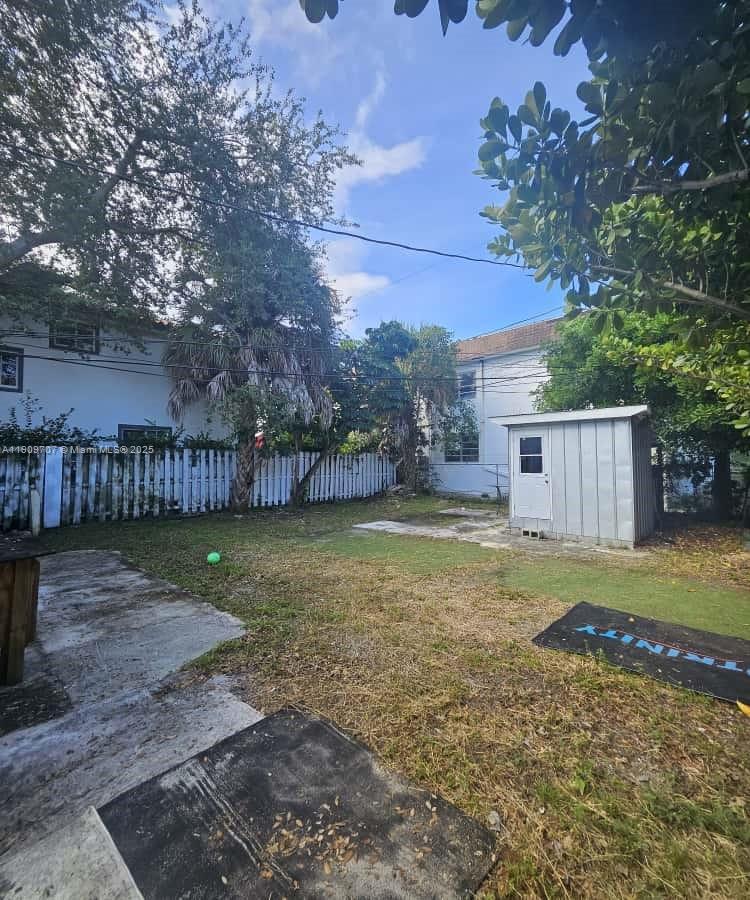 HOLLYWOOD LAWNS - Residential Lease