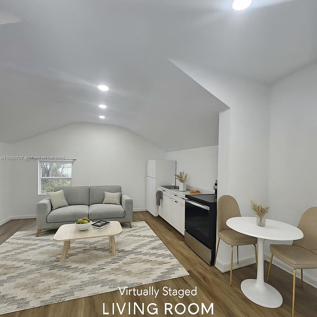 HOLLYWOOD LAWNS - Residential Lease