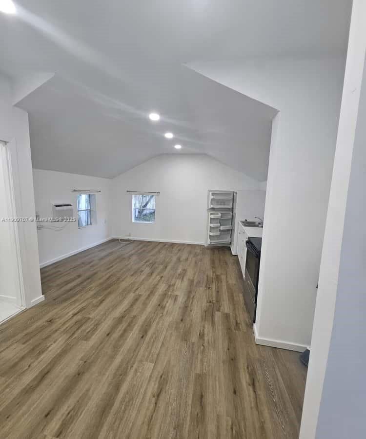 HOLLYWOOD LAWNS - Residential Lease