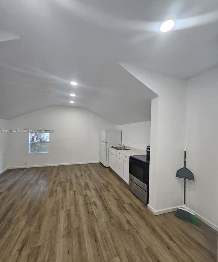 HOLLYWOOD LAWNS - Residential Lease