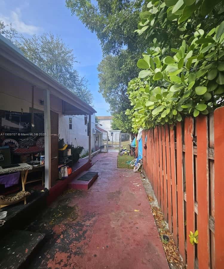 HOLLYWOOD LAWNS - Residential Lease