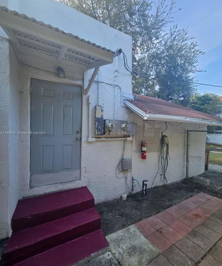 HOLLYWOOD LAWNS - Residential Lease