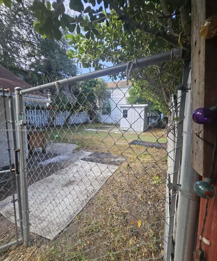 HOLLYWOOD LAWNS - Residential Lease