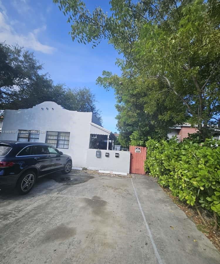 HOLLYWOOD LAWNS - Residential Lease