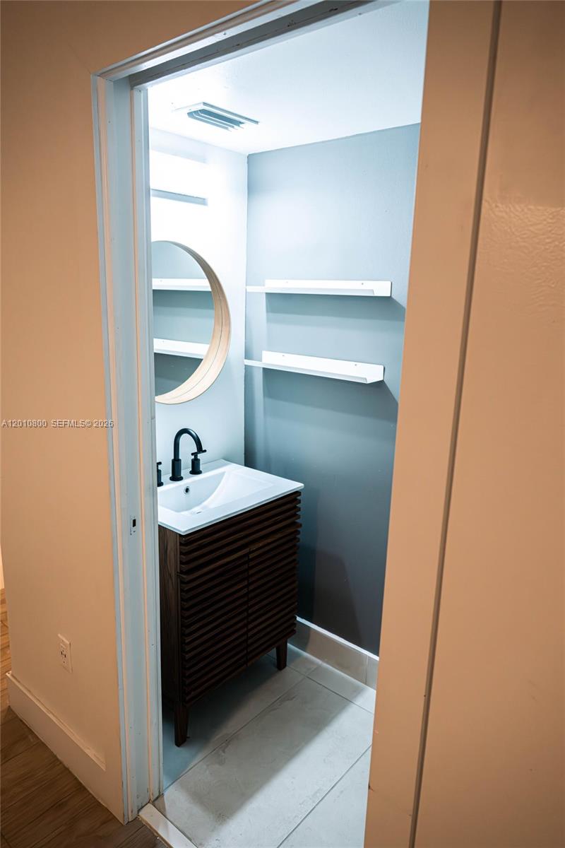 OAKVIEW CONDO #4 - Residential