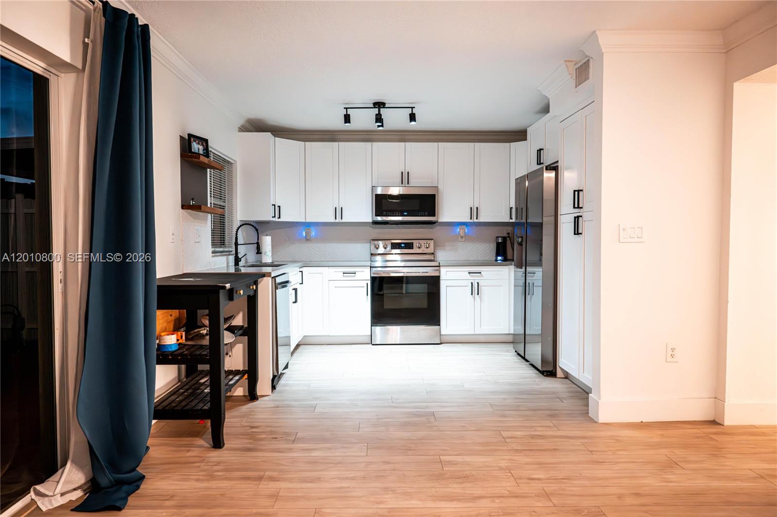 OAKVIEW CONDO #4 - Residential