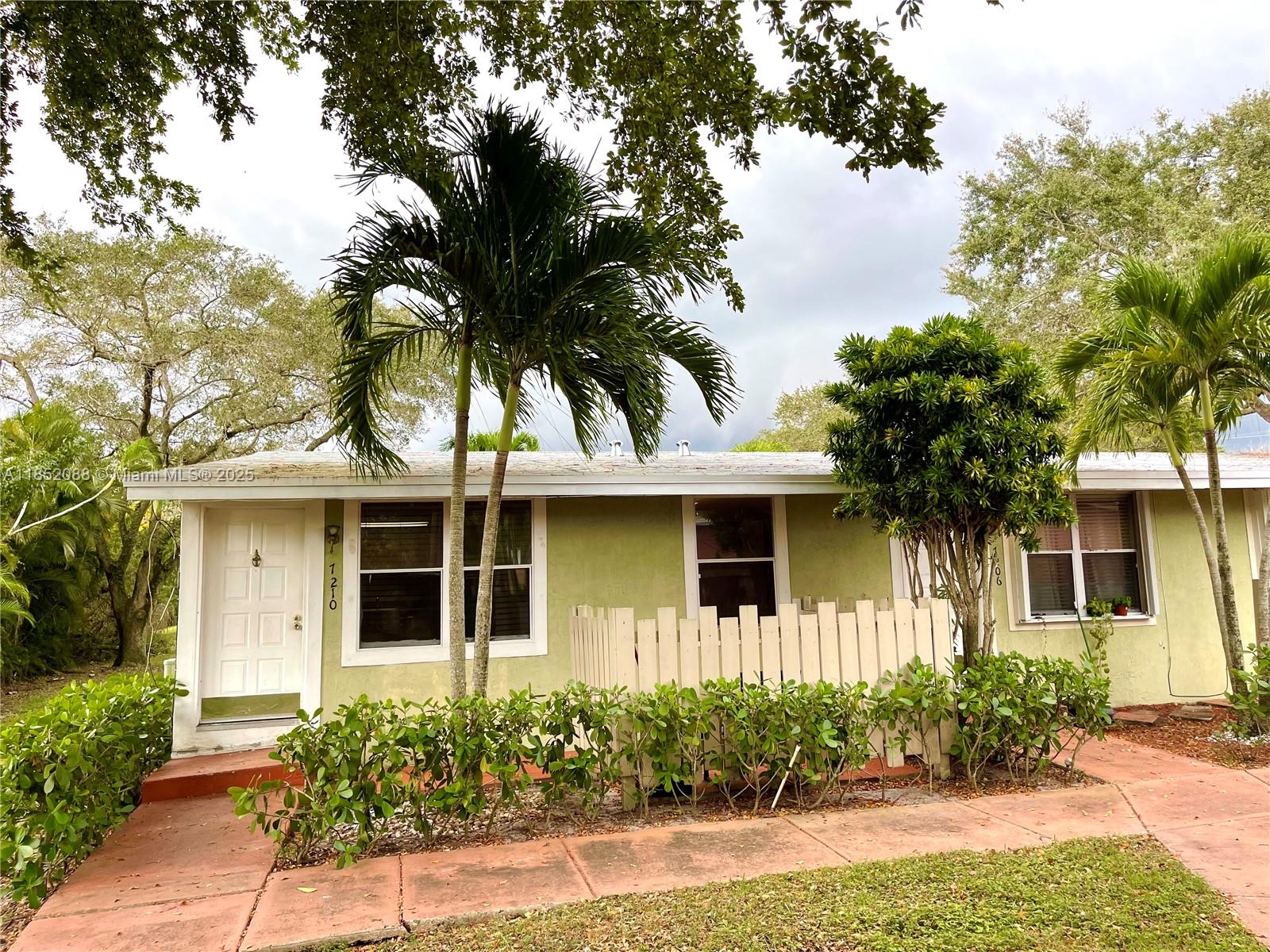 Corner 1+1 villa in nice community located close to Turnpike, I-95, FtLaud Executive Airport.
Open kitchen, ample laundry room, porch w nice landscaped view.
Full size Washer&Dryer inside, new AC unit, freshly painted, ceramic tiled floors and laminate, blinds on every
window.Â
Beautiful property, ready to move-in !!
Easy to show. :: Recorded video tour is available::.
--Move in funds required: 3months (1st month + 2mo security deposit, no last month).
--Applicant/s requirements: picture ID, CS 650+, credit & background report, proof of income (3mo paystubs, 3mo bank
statements), rental application form (find it attached).Equal Housing Opportunity.