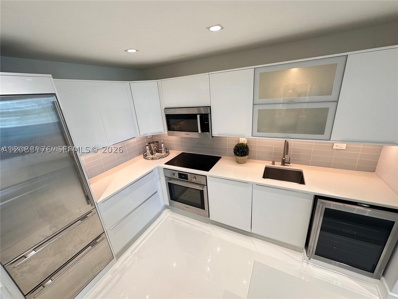 2301 Collins Ave 611