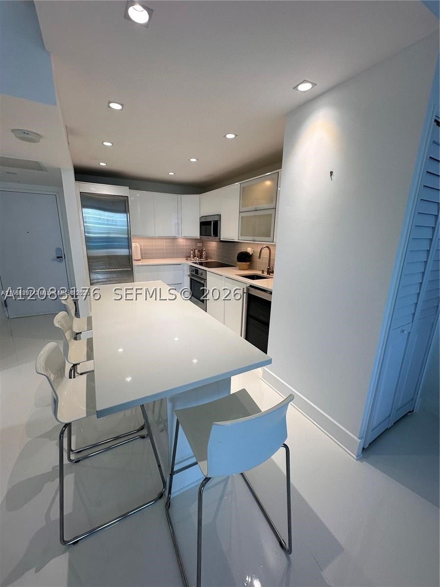 2301 Collins Ave 611