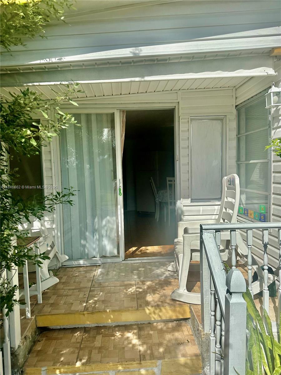 Beautiful studio one bedroom, one bathroom with private entrance in front of the house.
small pet allowed. Moving costs Only first month and one deposit
Rapid approval for 35+ year and older.