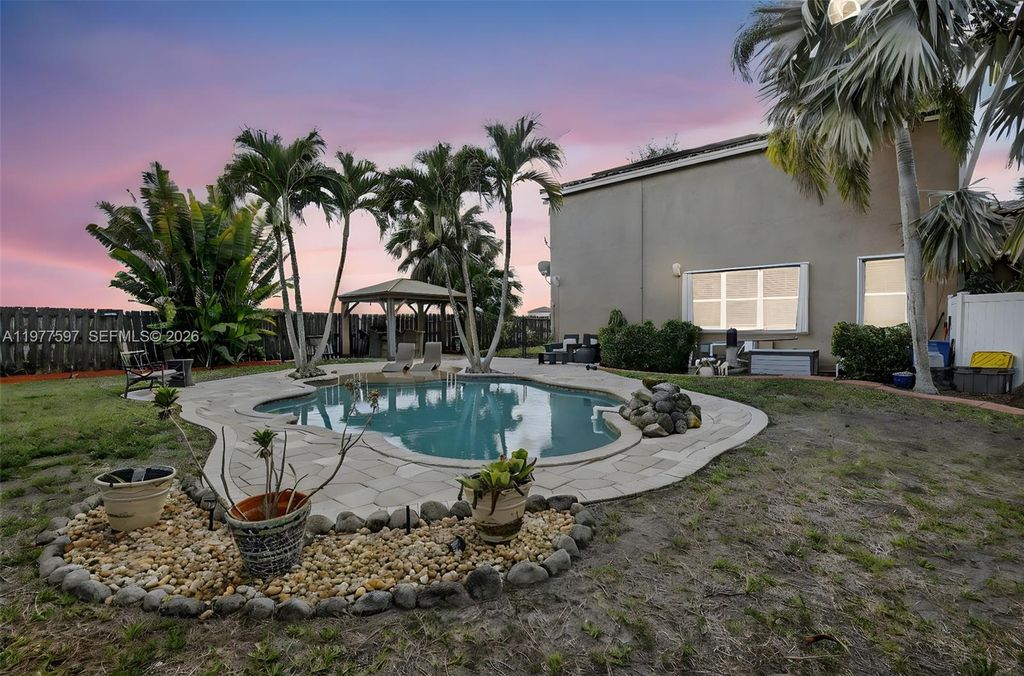 Photo of 10614 SW 17th Pl, Davie, FL 33324 (MLS # A11977597)