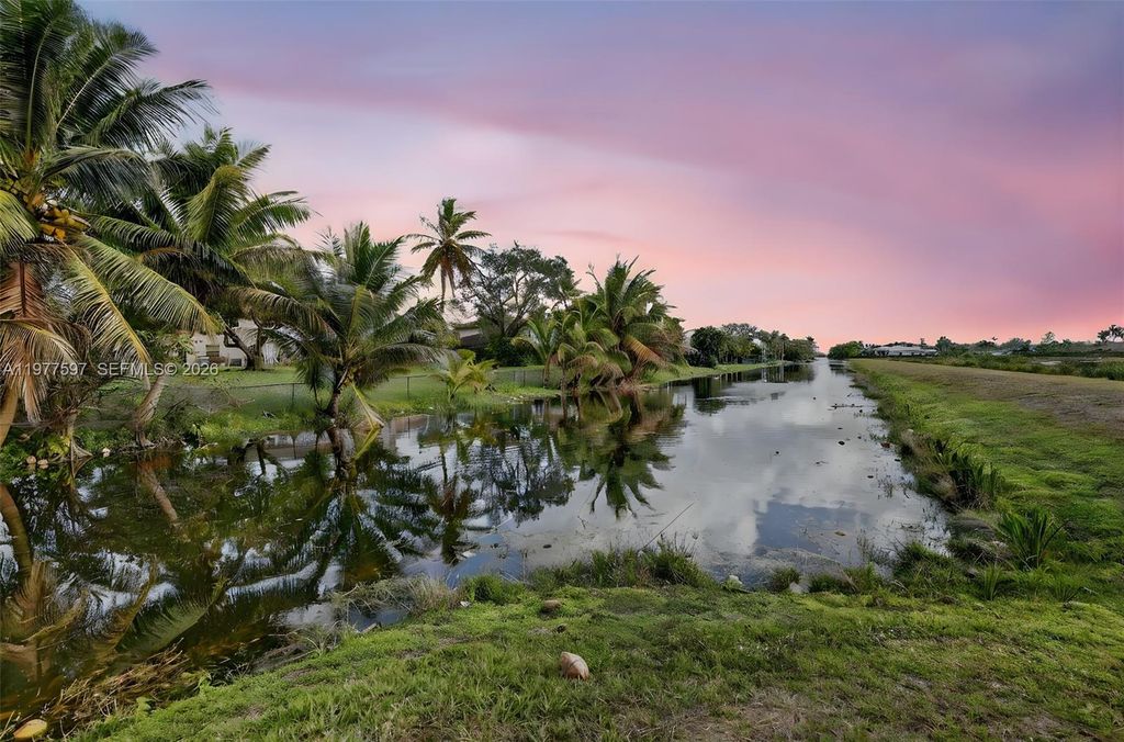 Photo of 10614 SW 17th Pl, Davie, FL 33324 (MLS # A11977597)