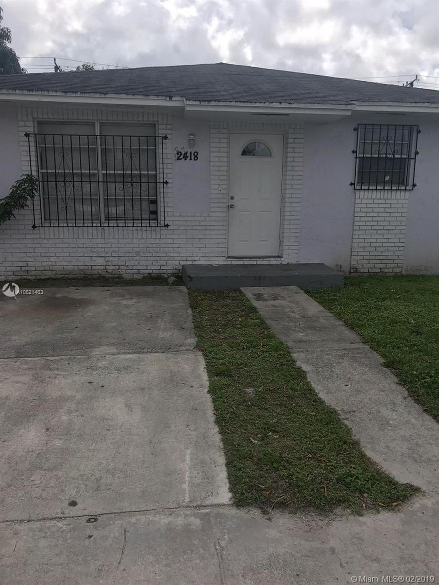 Duplex centrally located, Back apt needs TLC. Close to I-95 Easy to show.