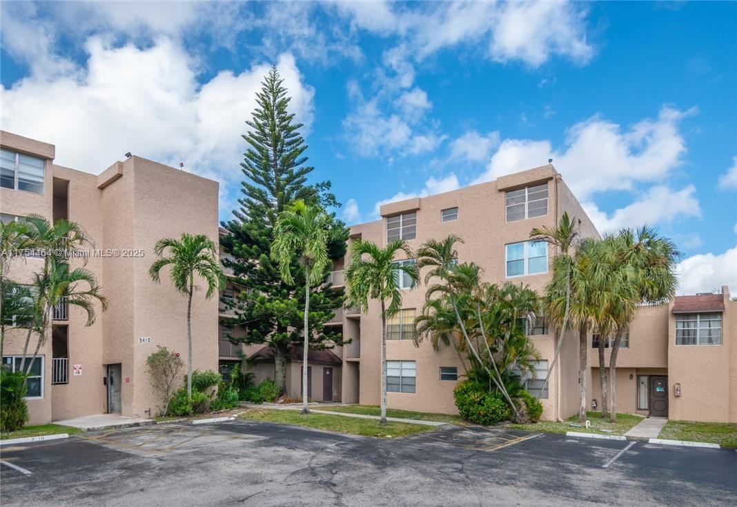 Property for Sale at 9410 Live Oak Pl 208, Davie, Broward County, Florida - Bedrooms: 1 
Bathrooms: 1  - $185,000