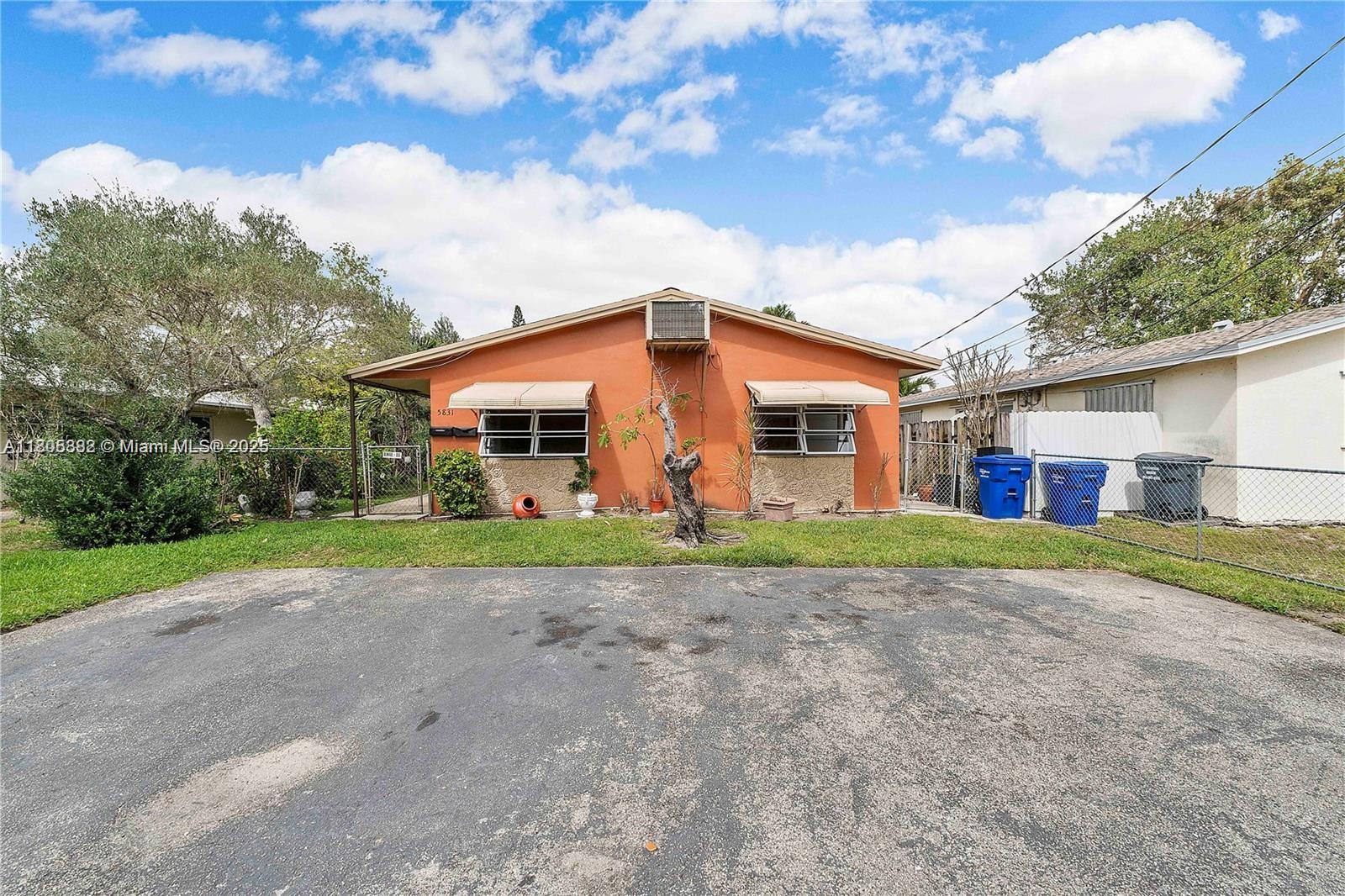 5831 Taylor St 2, Hollywood, Broward County, Florida - 2 Bedrooms  
1 Bathrooms - 