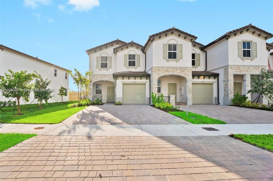 Available right now>>>  3 bedroom 2.5 bathroom , unfurnished, CORNER UNIT townhouse with GARAGE and LAKE VIEW! Washer/Dryer inside the unit.>> Blinds and Tile floors throughout>> NO carpet.  >> sec 8 ok, pets ok.