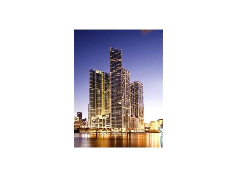 Beautiful unit in the Icon. A must see. Porcelenato floors. Very luxurious.
