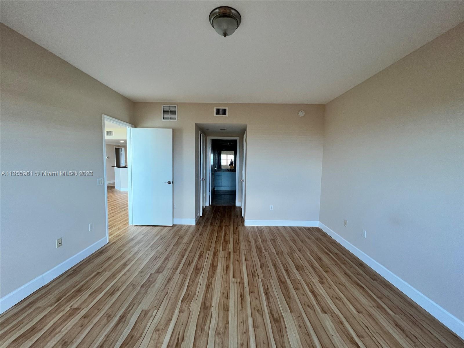 Photo 15 of 31 of listing 172b408d-6657-4405-bc84-62f7f1901aaf condo