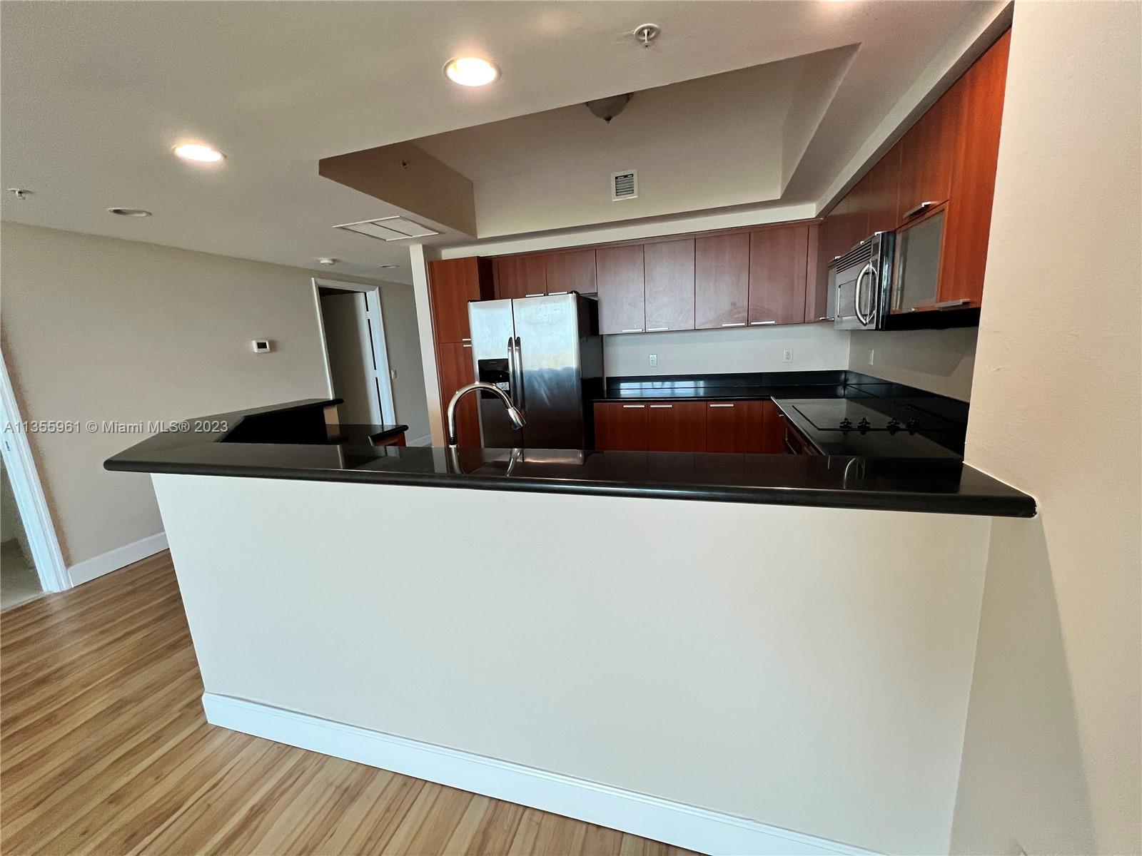 Photo 6 of 31 of listing 172b408d-6657-4405-bc84-62f7f1901aaf condo