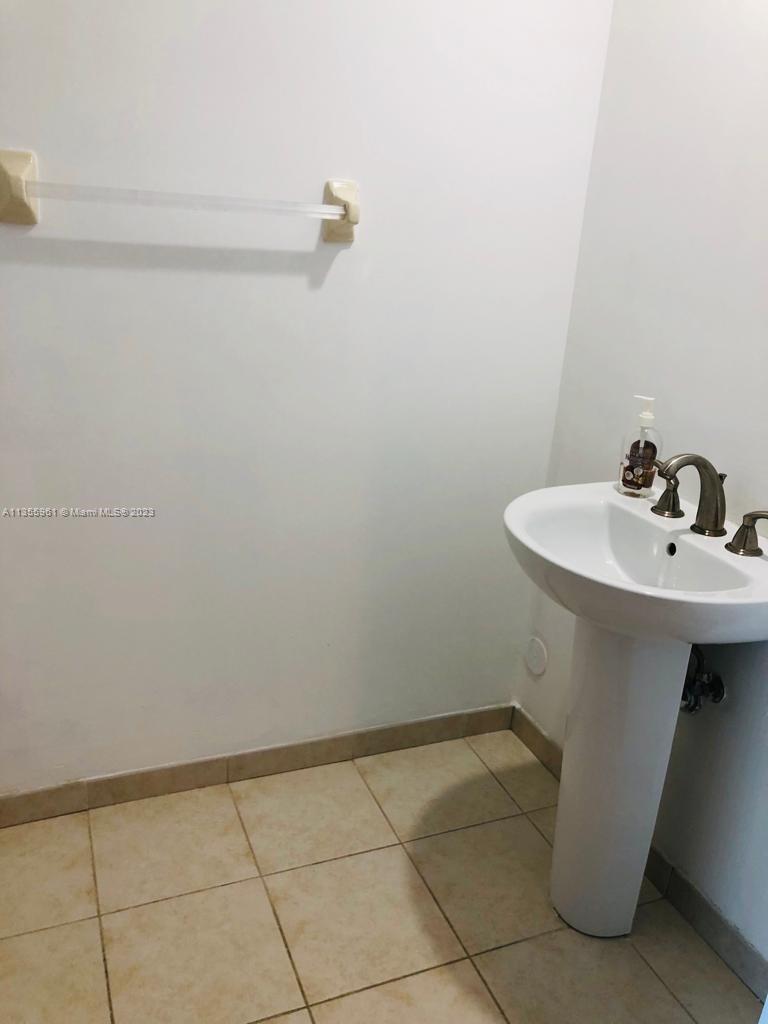 Photo 9 of 31 of listing 172b408d-6657-4405-bc84-62f7f1901aaf condo