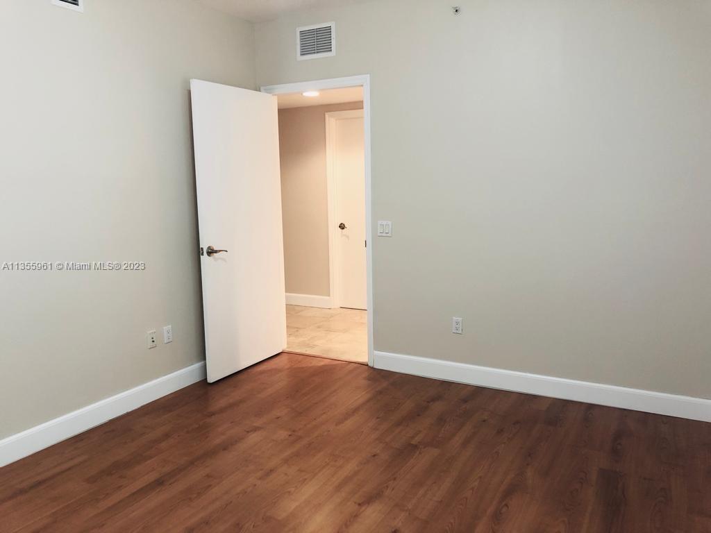 Photo 11 of 31 of listing 172b408d-6657-4405-bc84-62f7f1901aaf condo