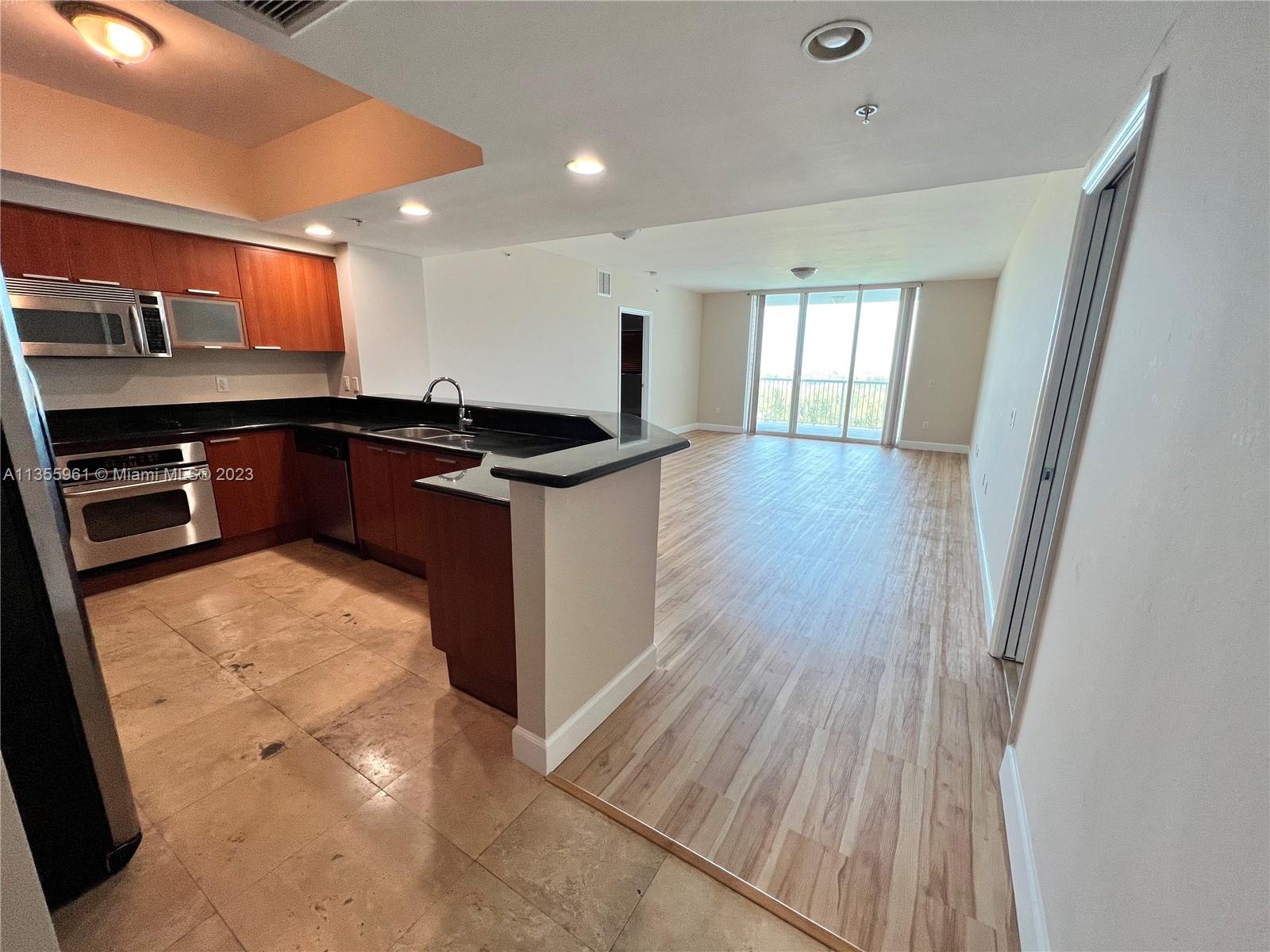 Photo 4 of 31 of listing 172b408d-6657-4405-bc84-62f7f1901aaf condo