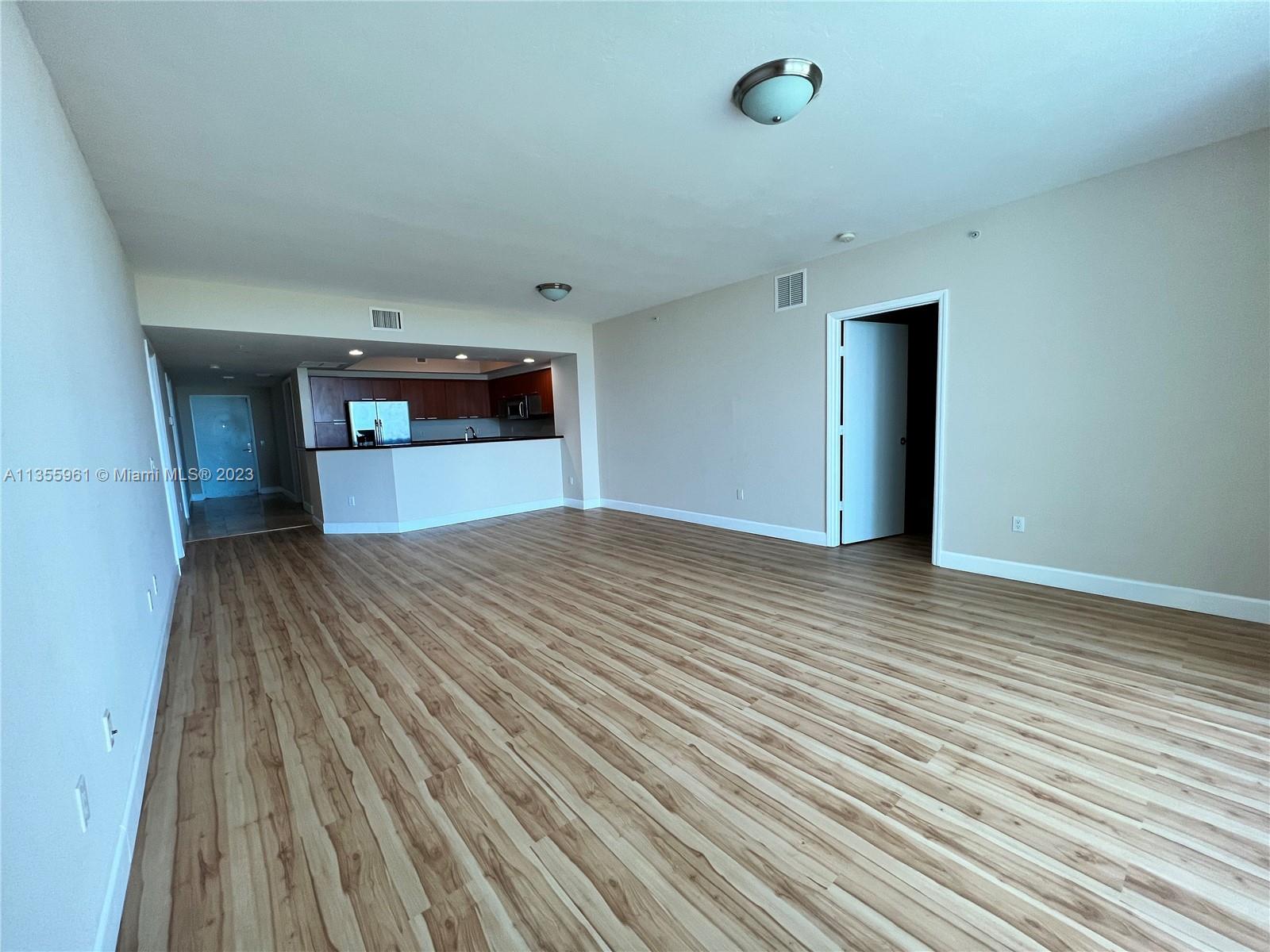 Photo 3 of 31 of listing 172b408d-6657-4405-bc84-62f7f1901aaf condo