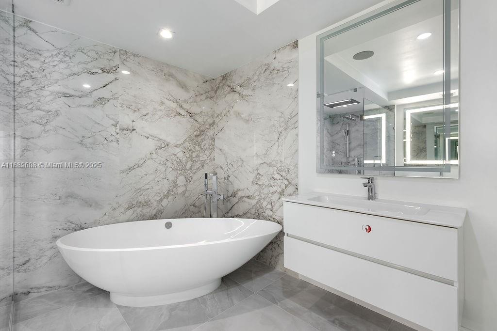 PARQUE TOWERS CONDO - Residential