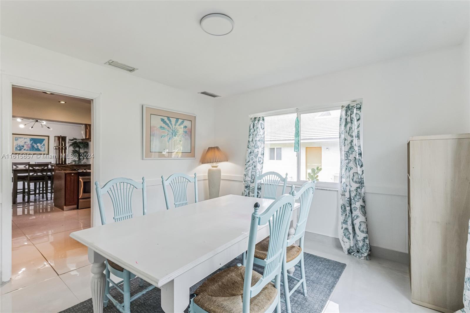 HOLLYWOOD HILLS - Residential