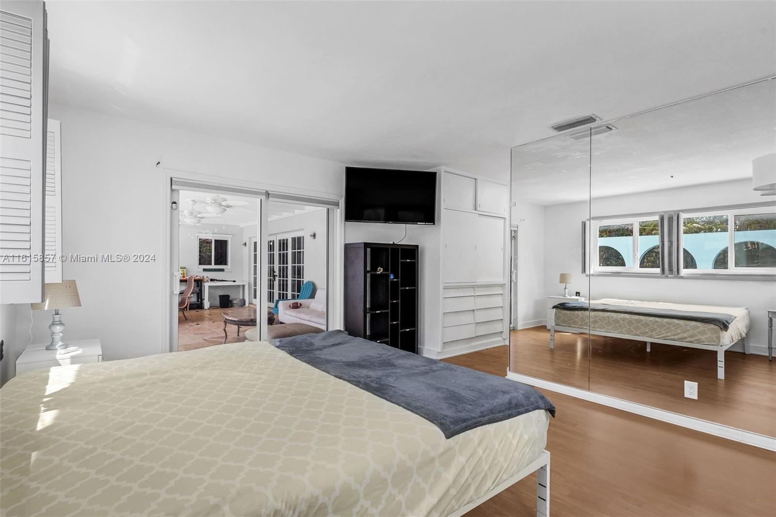 HOLLYWOOD HILLS - Residential