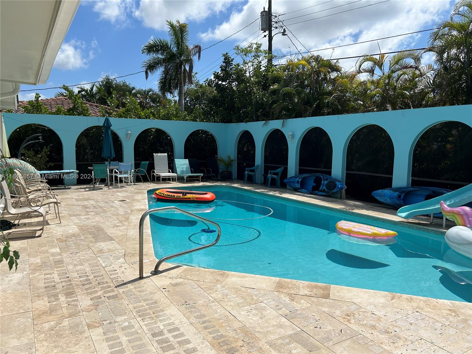 HOLLYWOOD HILLS - Residential