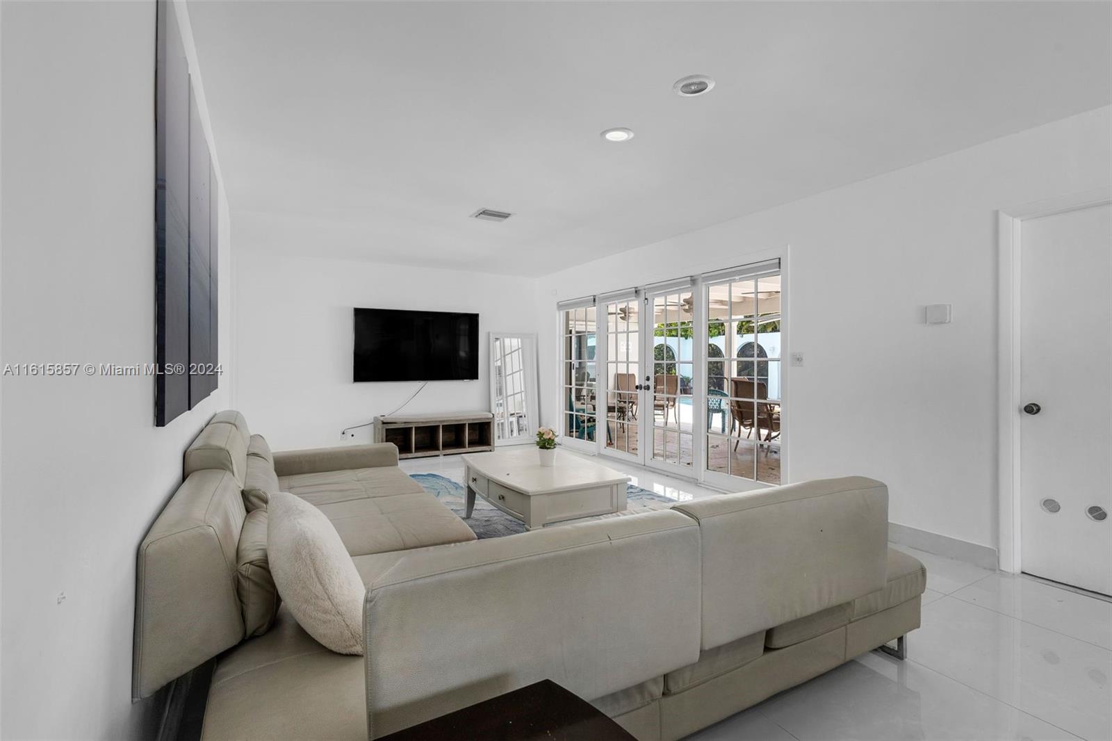 HOLLYWOOD HILLS - Residential