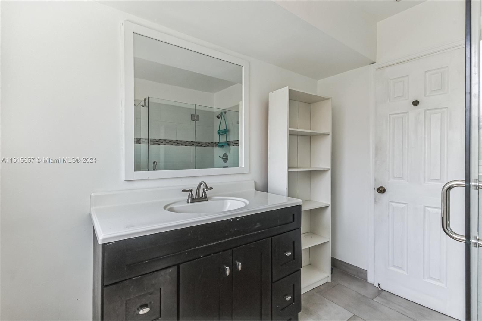 HOLLYWOOD HILLS - Residential