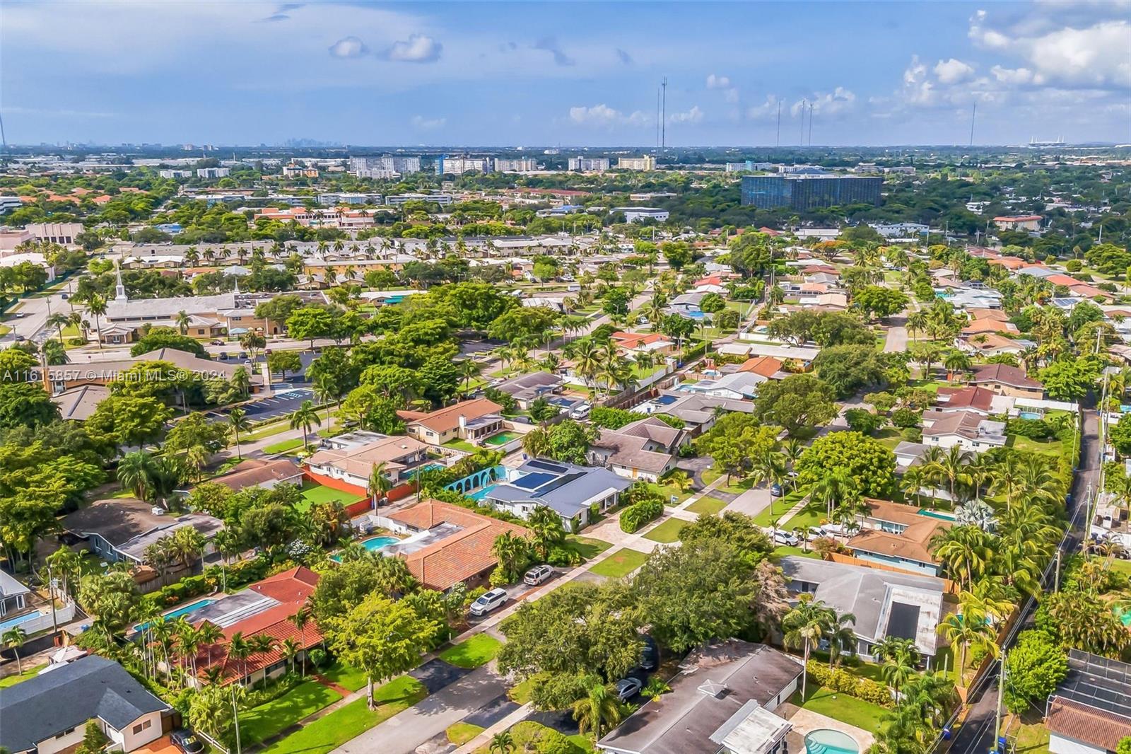 HOLLYWOOD HILLS - Residential