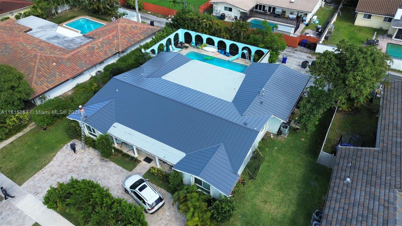 HOLLYWOOD HILLS - Residential