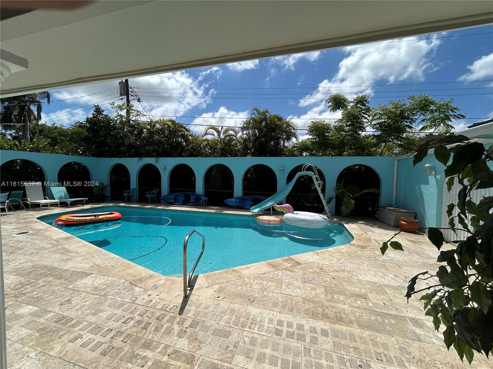 HOLLYWOOD HILLS - Residential