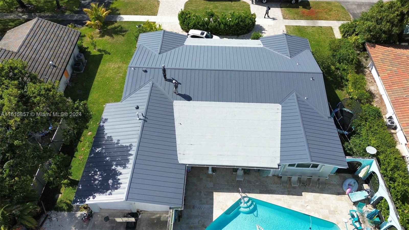 HOLLYWOOD HILLS - Residential