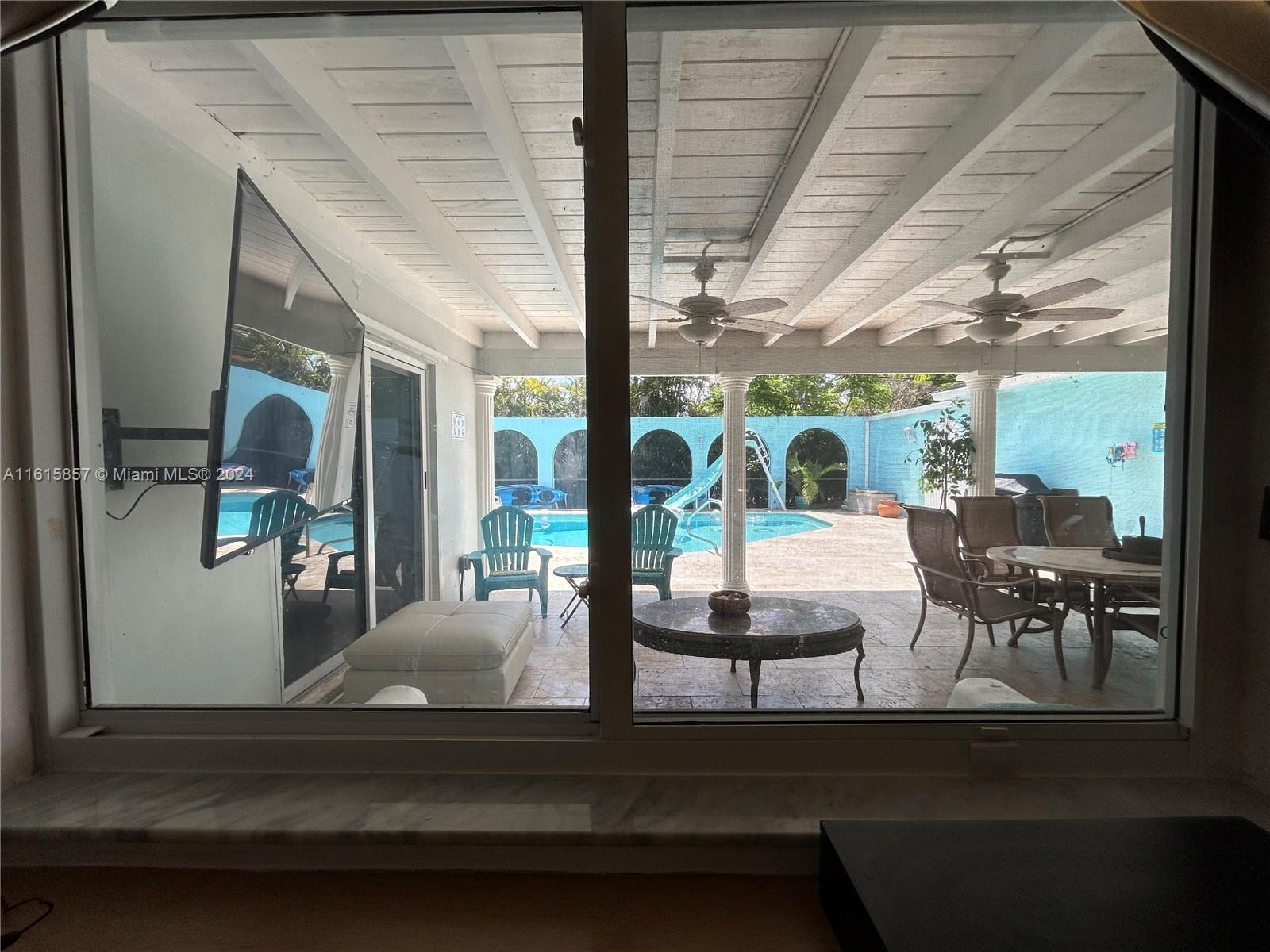 HOLLYWOOD HILLS - Residential