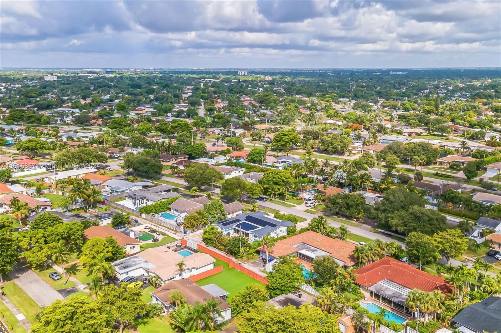HOLLYWOOD HILLS - Residential