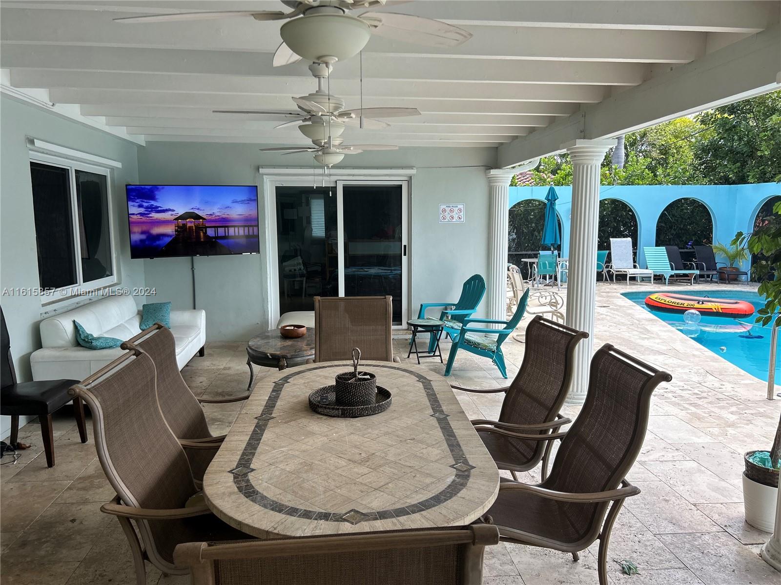 HOLLYWOOD HILLS - Residential