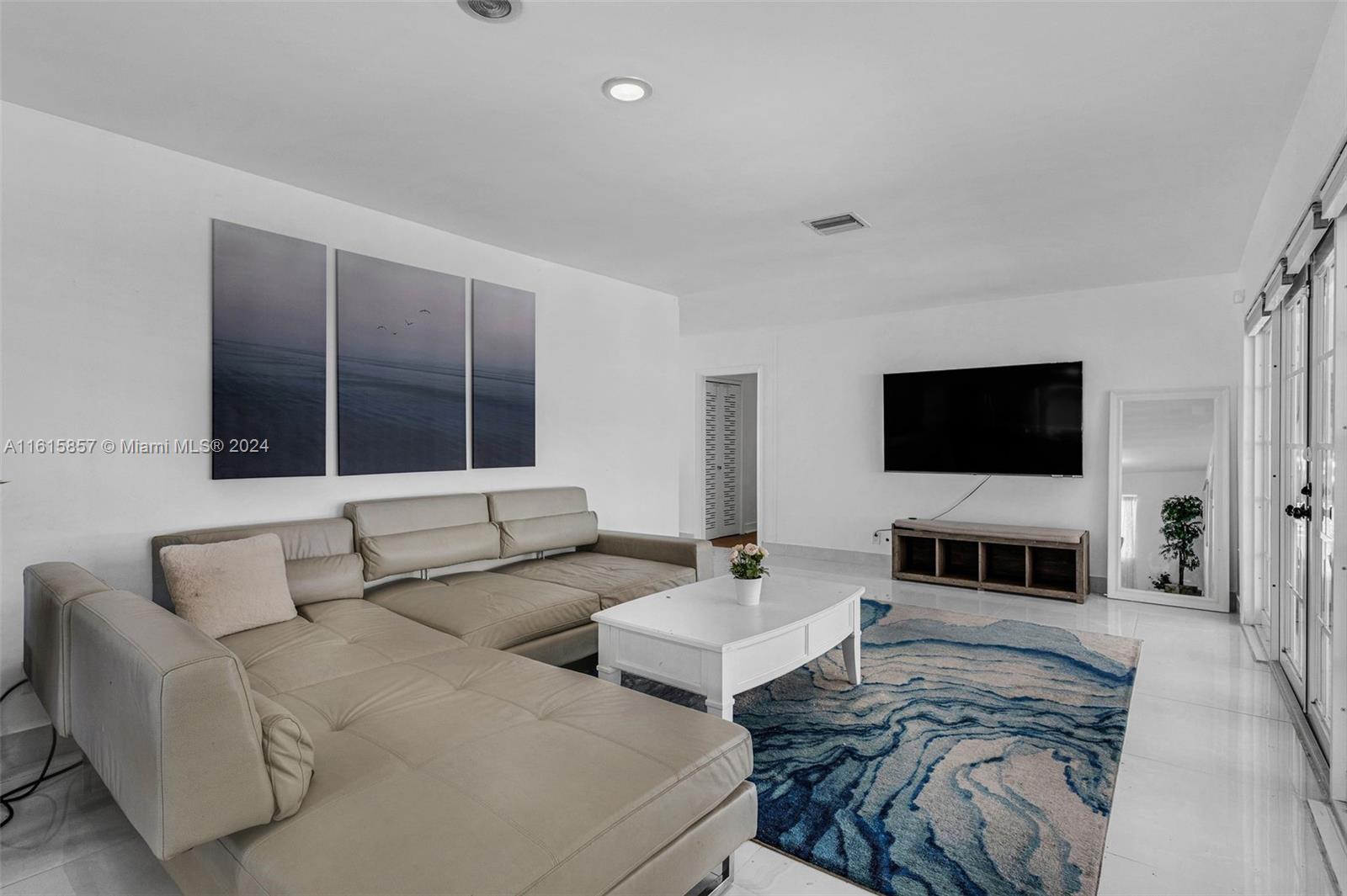 HOLLYWOOD HILLS - Residential