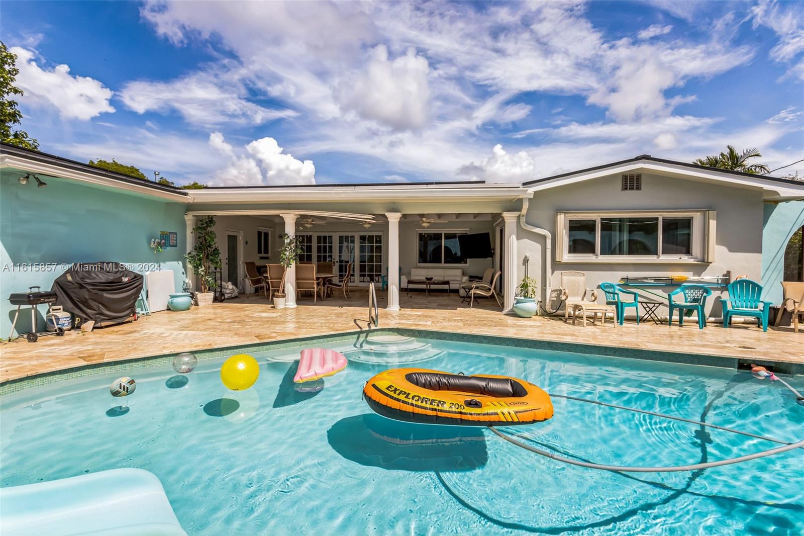 HOLLYWOOD HILLS - Residential