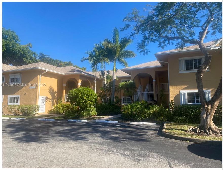 Great Location, close to Airport, beach, and shopping, entertainment. 
Solid HOA with all insurances updated, Community Insured and Covered Correctly, and SARS report complete.
Great starter unit
A must see.
Owner occupied, 24 hour notice.